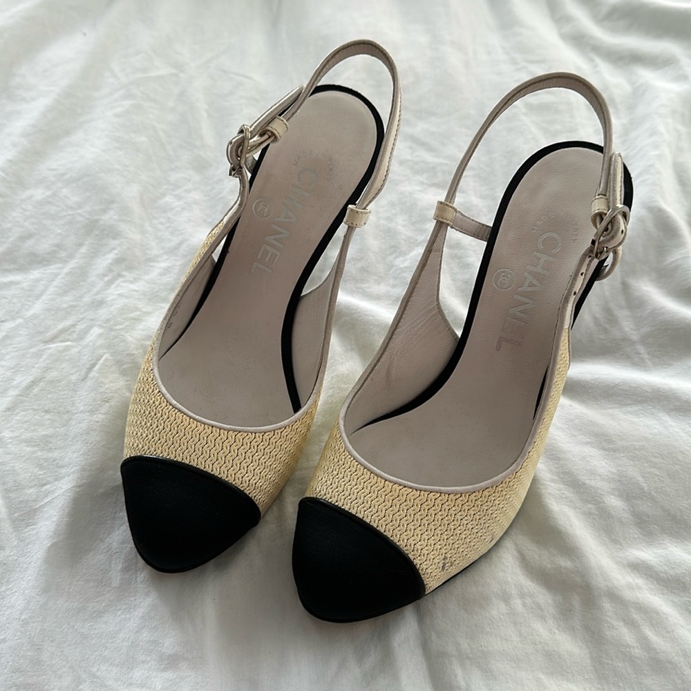 CHANEL cream & black acetate ribbon material slingback, color block.